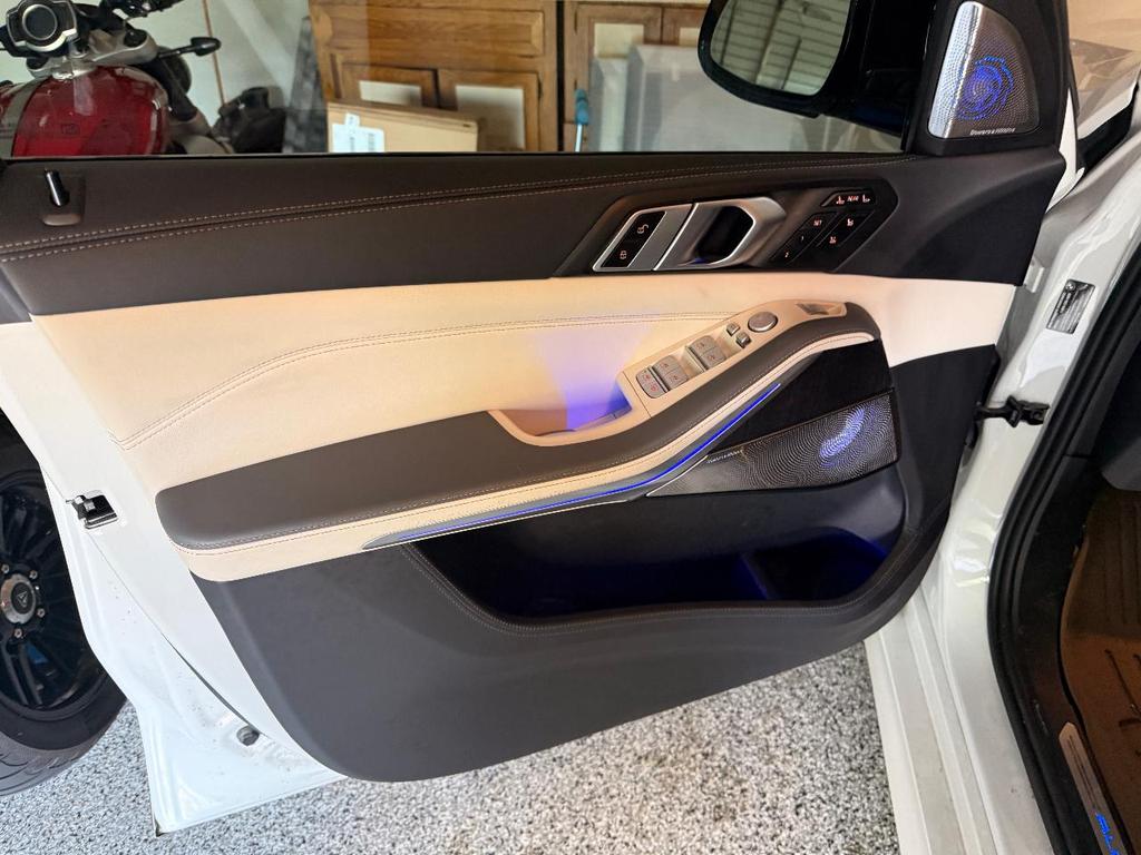 BMW Alpina XB7 view 13