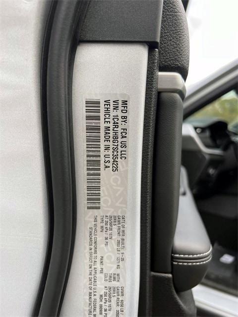 new 2025 Jeep Grand Cherokee car, priced at $53,160