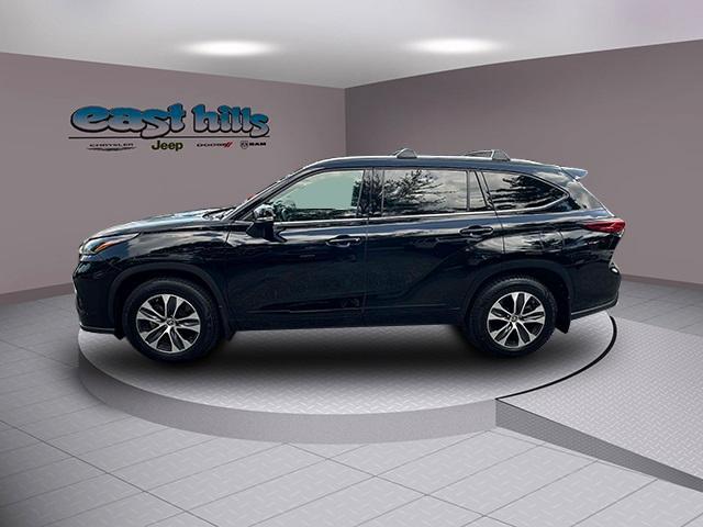used 2021 Toyota Highlander car, priced at $34,900