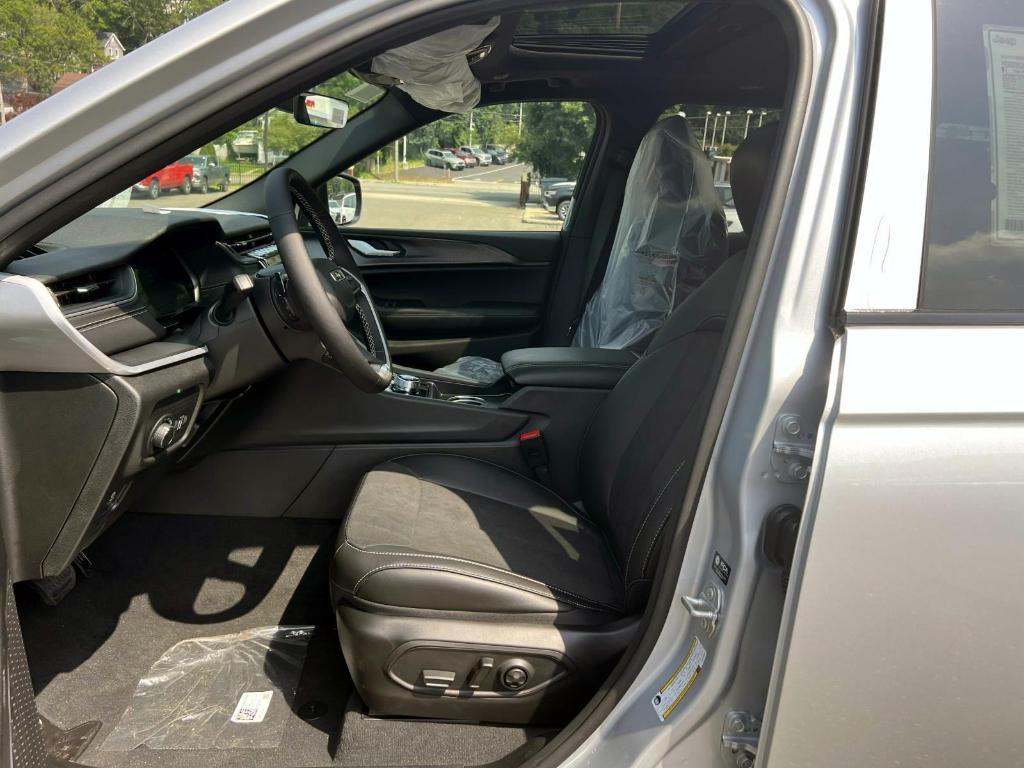 new 2025 Jeep Grand Cherokee car, priced at $48,375