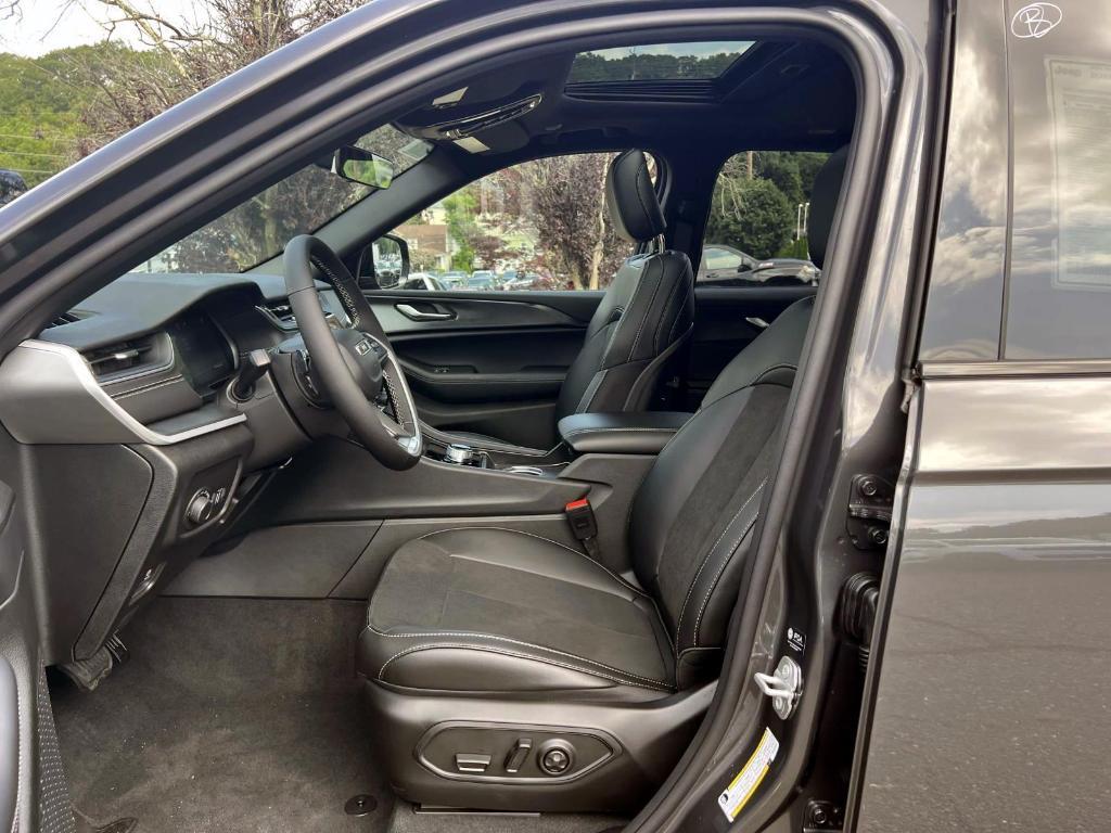 new 2025 Jeep Grand Cherokee car, priced at $48,375