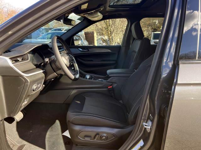 new 2025 Jeep Grand Cherokee car, priced at $42,175