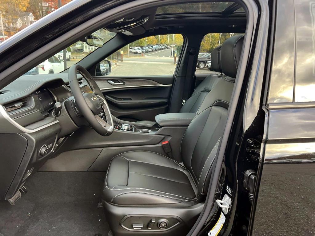 new 2025 Jeep Grand Cherokee car, priced at $50,010