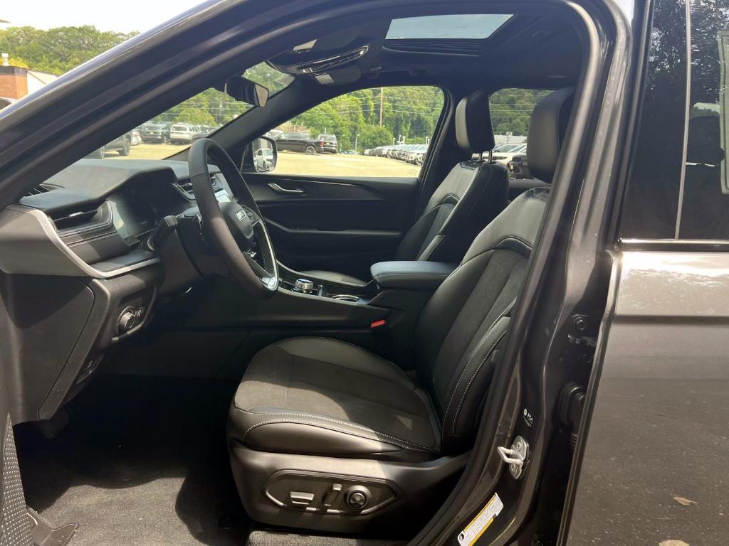 new 2025 Jeep Grand Cherokee car, priced at $48,375