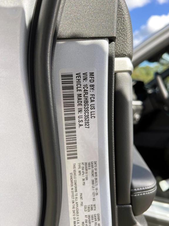 new 2025 Jeep Grand Cherokee car, priced at $50,435