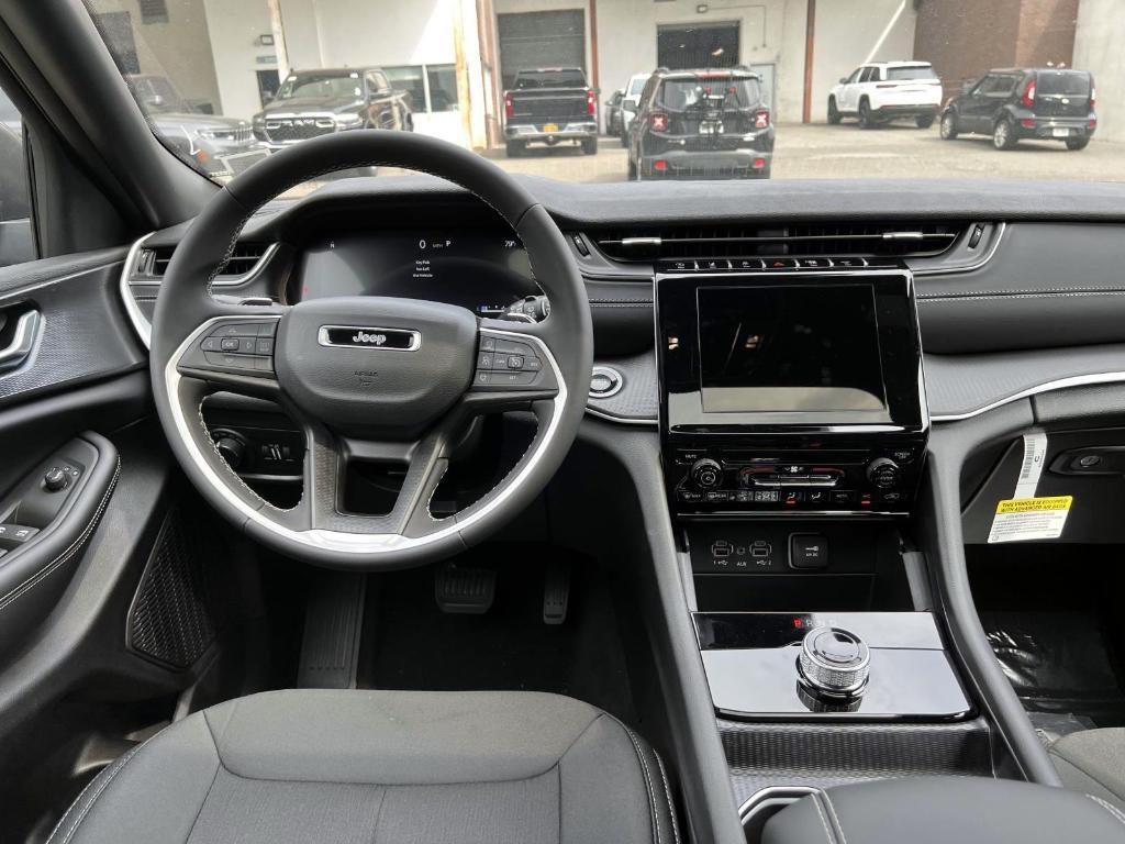 new 2025 Jeep Grand Cherokee car, priced at $42,800