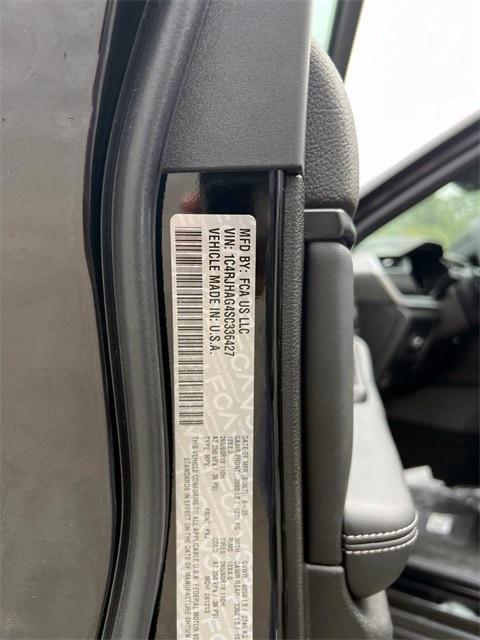 new 2025 Jeep Grand Cherokee car, priced at $42,800