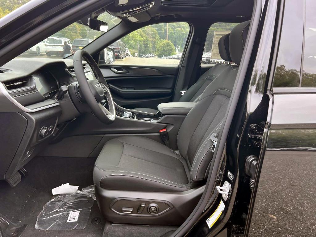new 2025 Jeep Grand Cherokee car, priced at $42,800