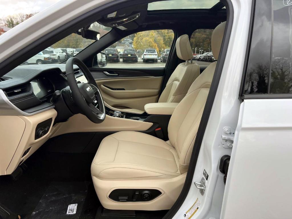 new 2025 Jeep Grand Cherokee car, priced at $49,415