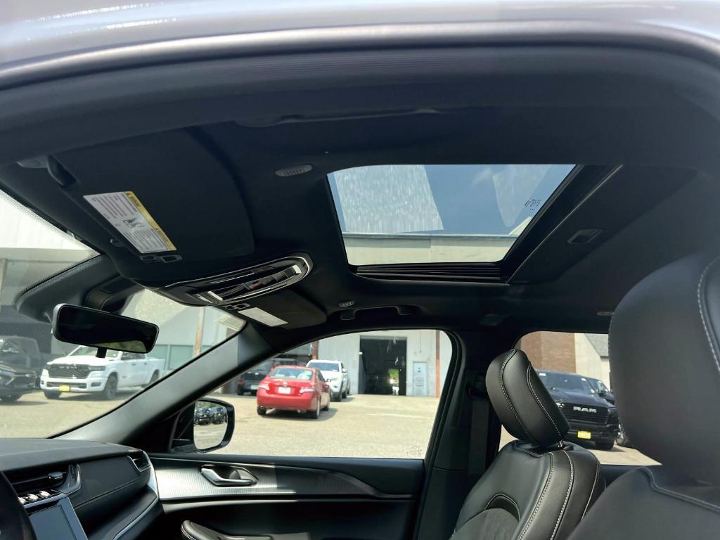 new 2025 Jeep Grand Cherokee car, priced at $47,780
