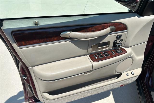 used 2008 Lincoln Town Car car, priced at $8,750