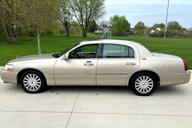 used 2005 Lincoln Town Car car, priced at $4,950