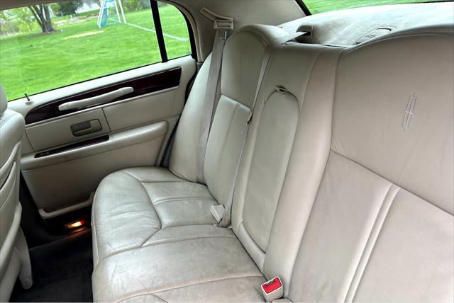 used 2005 Lincoln Town Car car, priced at $4,950