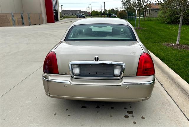 used 2005 Lincoln Town Car car, priced at $4,950