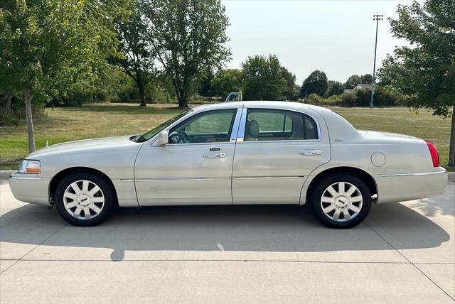 used 2007 Lincoln Town Car car, priced at $27,950