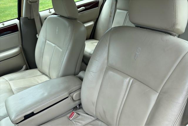 used 2005 Lincoln Town Car car, priced at $6,950