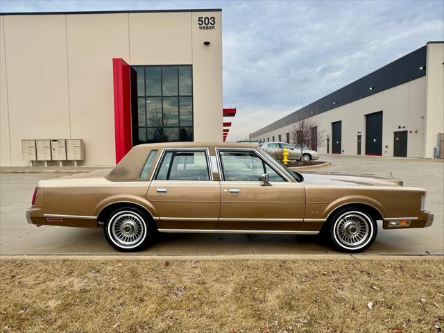 used 1986 Lincoln Town Car car, priced at $13,950