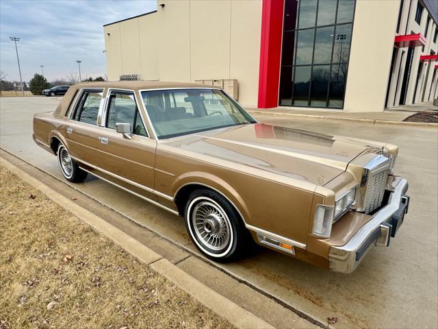 used 1986 Lincoln Town Car car, priced at $13,950