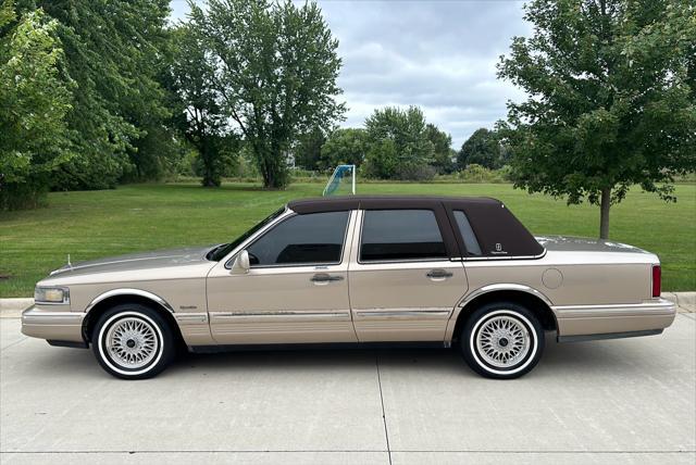 used 1997 Lincoln Town Car car, priced at $3,950