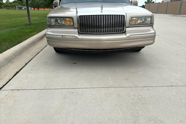 used 1997 Lincoln Town Car car, priced at $3,950