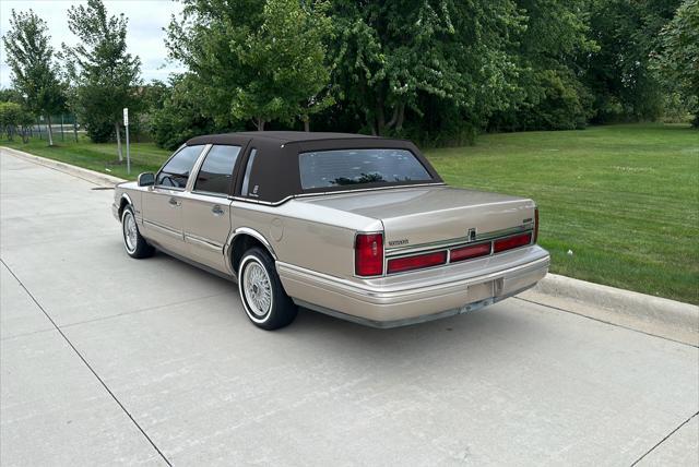 used 1997 Lincoln Town Car car, priced at $3,950