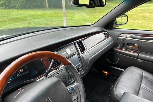 used 2009 Lincoln Town Car car, priced at $15,950