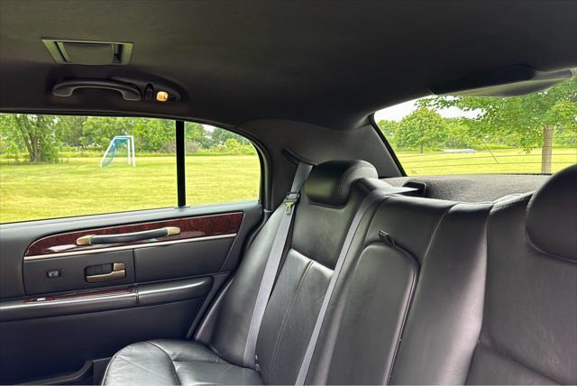 used 2009 Lincoln Town Car car, priced at $15,950