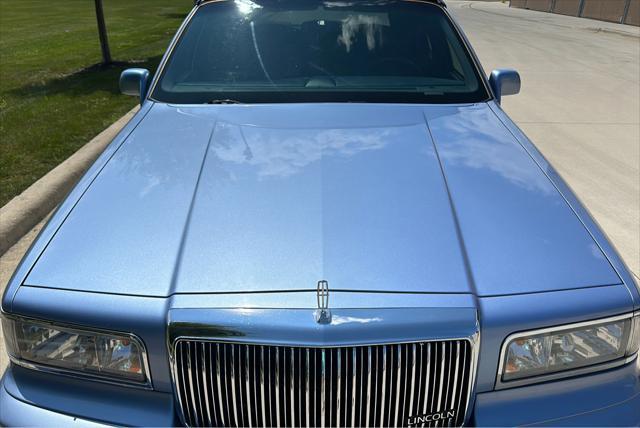 used 1995 Lincoln Town Car car, priced at $13,950