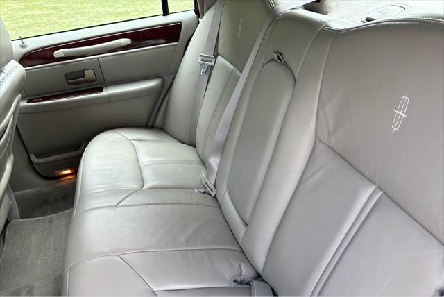 used 2004 Lincoln Town Car car, priced at $7,950