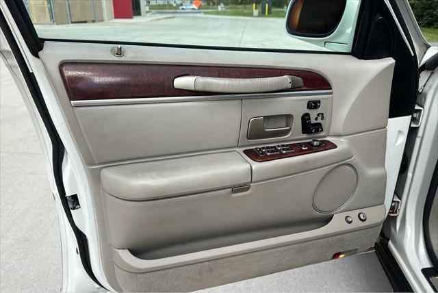 used 2004 Lincoln Town Car car, priced at $7,950