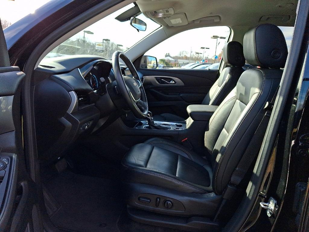 used 2021 Chevrolet Traverse car, priced at $27,495