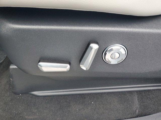 new 2025 Lincoln Navigator car, priced at $96,317