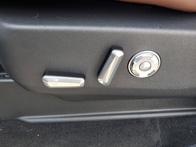 new 2025 Lincoln Navigator car, priced at $93,704