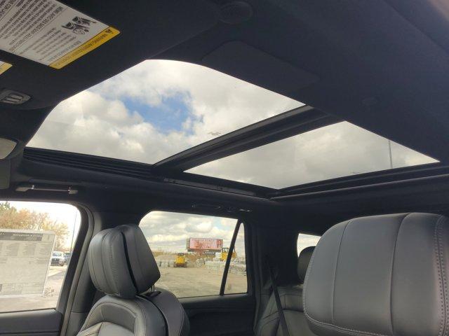 new 2025 Lincoln Navigator car, priced at $95,603