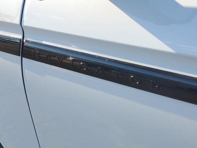 new 2025 Lincoln Navigator car, priced at $100,684