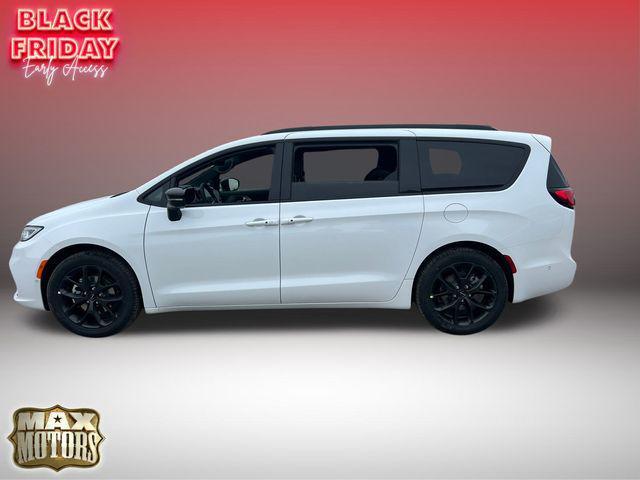 new 2024 Chrysler Pacifica car, priced at $40,883