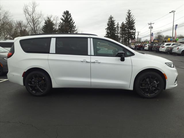 new 2024 Chrysler Pacifica car, priced at $50,435