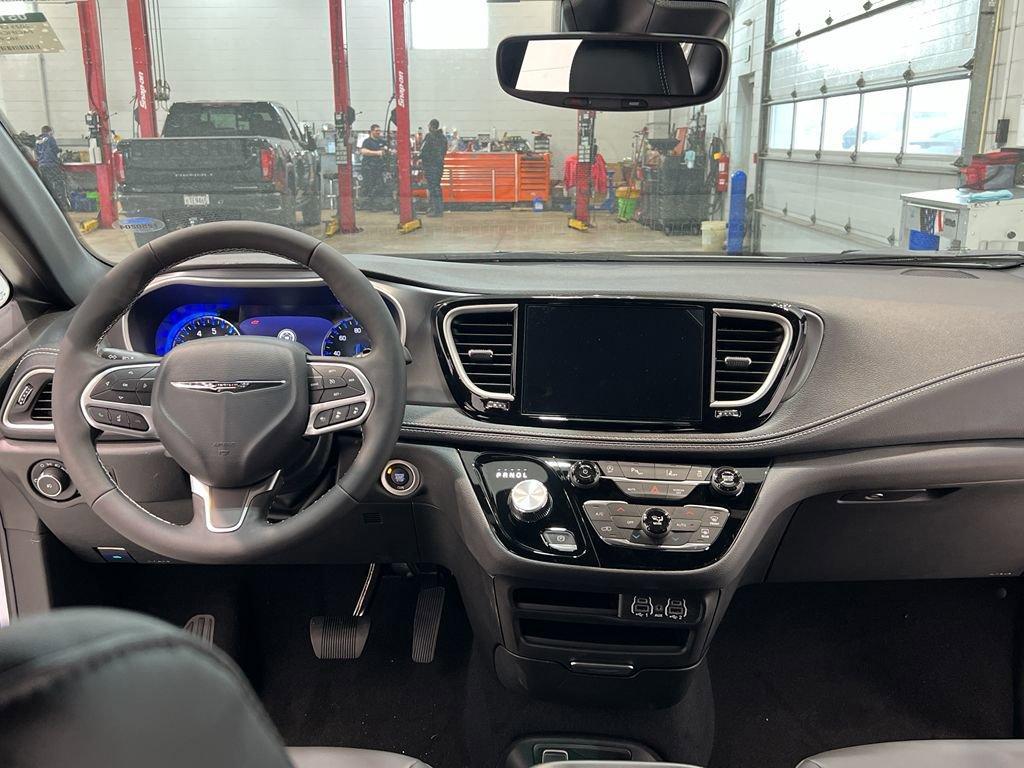 new 2025 Chrysler Pacifica car, priced at $41,595