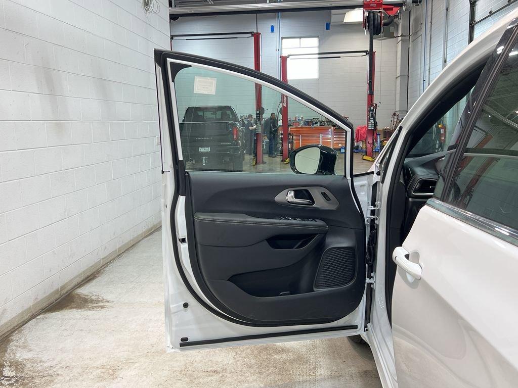 new 2025 Chrysler Pacifica car, priced at $41,595