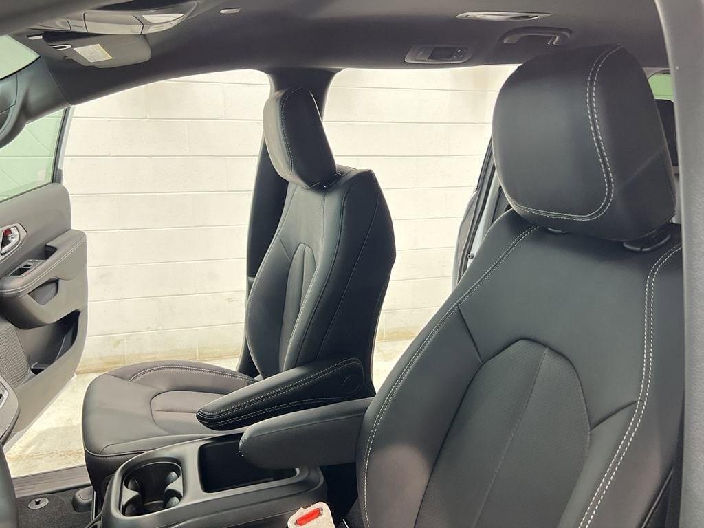 new 2025 Chrysler Pacifica car, priced at $41,595