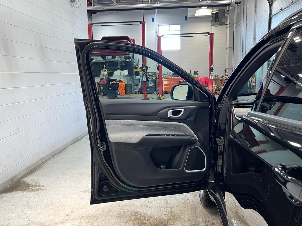 new 2025 Jeep Compass car, priced at $30,678