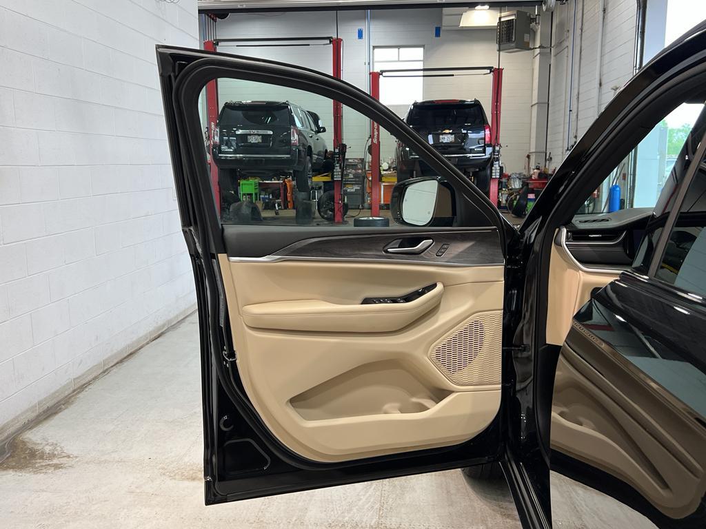 used 2024 Jeep Grand Cherokee car, priced at $42,995