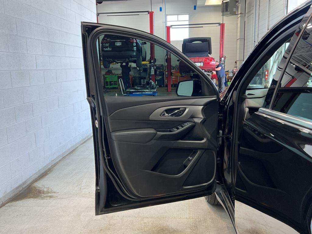 used 2023 Chevrolet Traverse car, priced at $35,985
