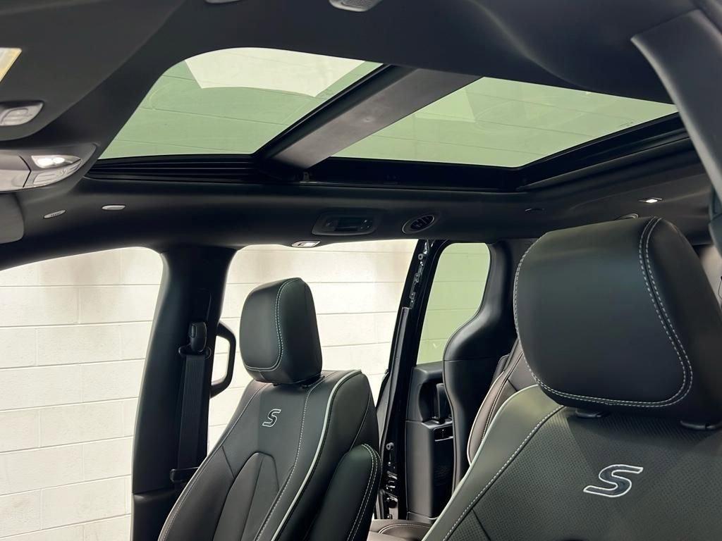 new 2025 Chrysler Pacifica Hybrid car, priced at $45,687