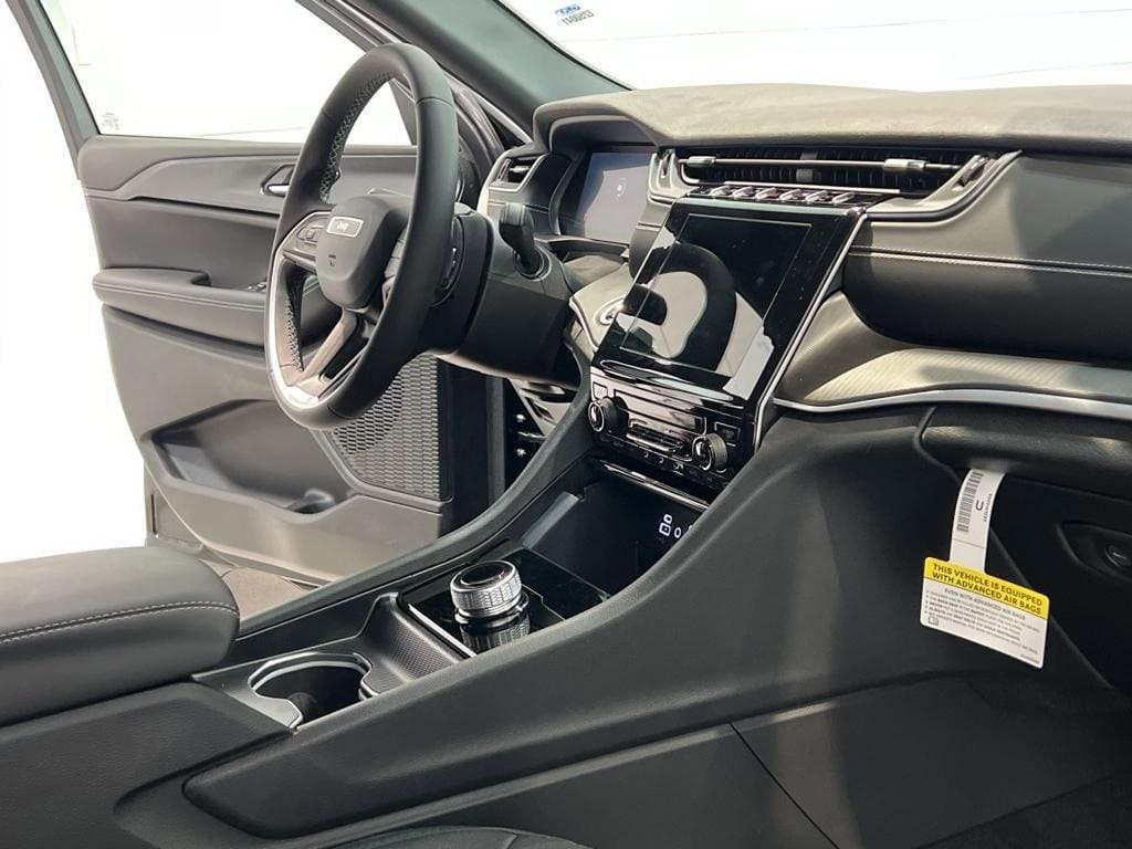 new 2025 Jeep Grand Cherokee car, priced at $35,949