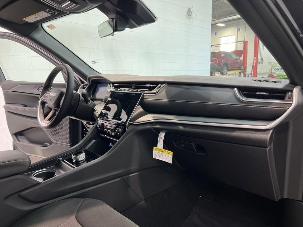 new 2025 Jeep Grand Cherokee car, priced at $35,949
