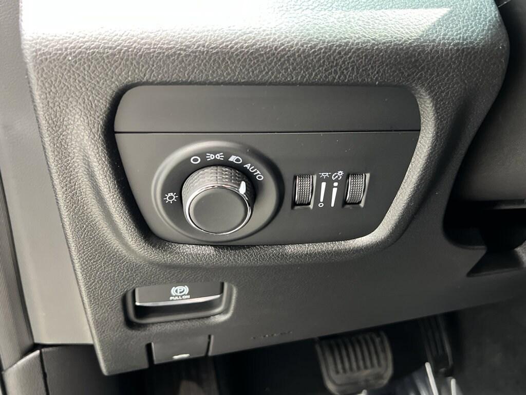 new 2025 Jeep Grand Cherokee car, priced at $45,571