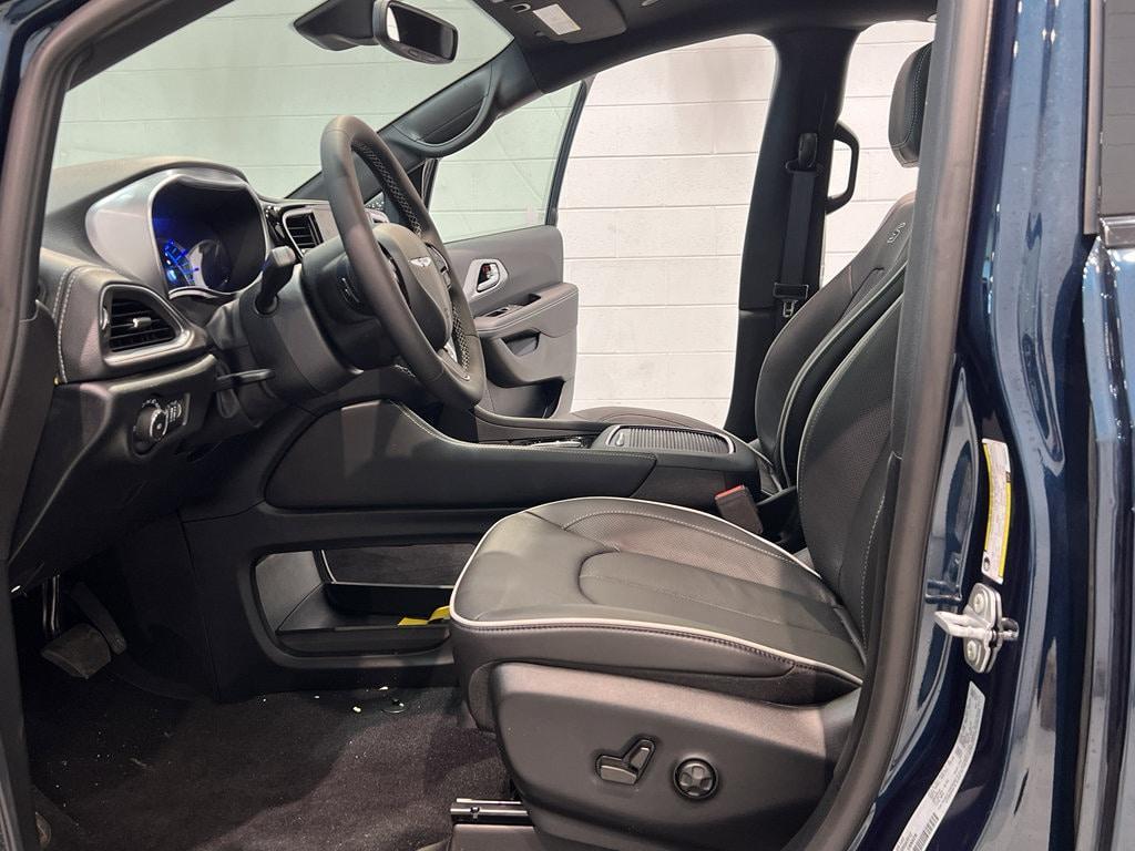 new 2025 Chrysler Pacifica Hybrid car, priced at $46,751