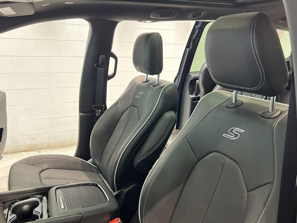 new 2025 Chrysler Pacifica Hybrid car, priced at $46,751