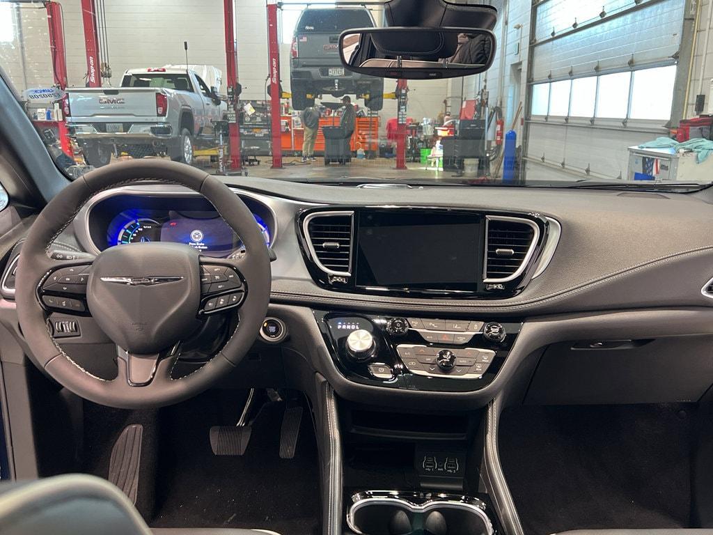 new 2025 Chrysler Pacifica Hybrid car, priced at $46,751